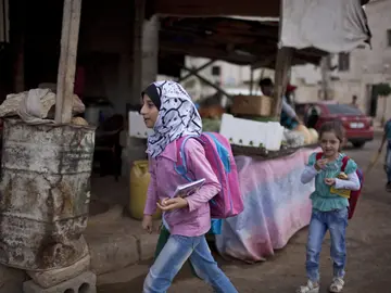 Dos niñas sirias que se dirigen a un colegio del distrito de Saif Al-Dawla, en Alepo (Siria) Dos niñas sirias que se dirigen a un colegio del distrito de Saif Al-Dawla, en Alepo (Siria)