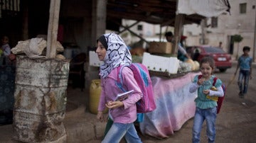 Dos niñas sirias que se dirigen a un colegio del distrito de Saif Al-Dawla, en Alepo (Siria)