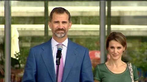 Los Pr&iacute;ncipes de Asturias, tras visitar al Rey en el hospital