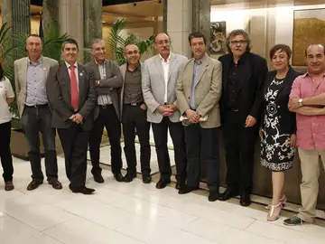 Representantes de la mayoría de los partidos políticos de la oposición, de sindicatos de la enseñanza y asociaciones de padres Representantes de la mayoría de los partidos políticos de la oposición, de sindicatos de la enseñanza y asociaciones de padres
