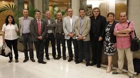 Representantes de la mayoría de los partidos políticos de la oposición, de sindicatos de la enseñanza y asociaciones de padres Representantes de la mayoría de los partidos políticos de la oposición, de sindicatos de la enseñanza y asociaciones de padres