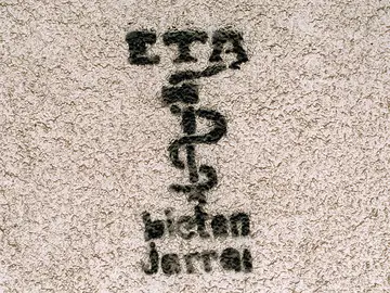 Logotipo de la banda terrorista ETA pintado en la pared de un inmueble. Logotipo de la banda terrorista ETA pintado en la pared de un inmueble.