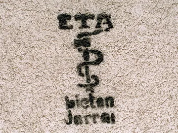 Logotipo de la banda terrorista ETA pintado en la pared de un inmueble. Logotipo de la banda terrorista ETA pintado en la pared de un inmueble.