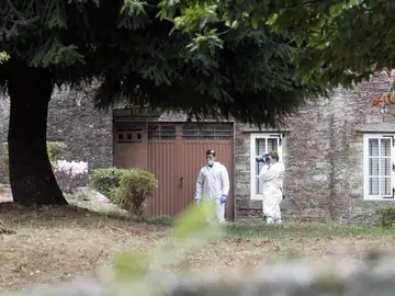 Agentes de la Guardia Civil durante el registro efectuado en una casa en Montouto, Agentes de la Guardia Civil durante el registro efectuado en una casa en Montouto,