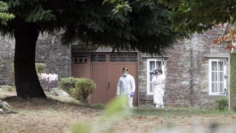 Agentes de la Guardia Civil durante el registro efectuado en una casa en Montouto,