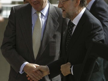 Mariano Rajoy saluda al jefe de la Casa Real, Rafael Spottorno, a su llegada al Hospital