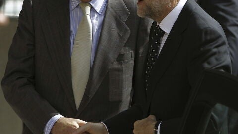 Mariano Rajoy saluda al jefe de la Casa Real, Rafael Spottorno, a su llegada al Hospital
