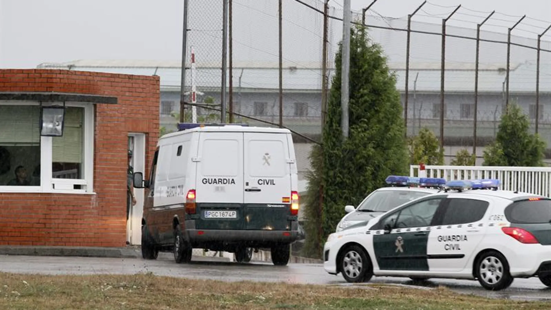 Un furgón policial traslada a Rosario Porto y Alfonso Basterra a la cárcel