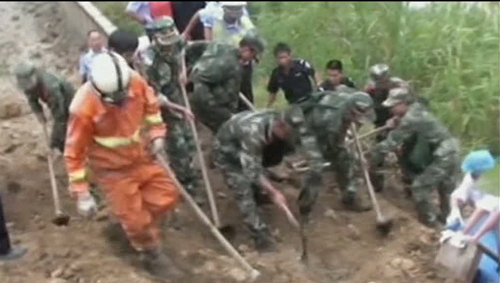 La carretera quedó sepultada por el corrimiento de tierra