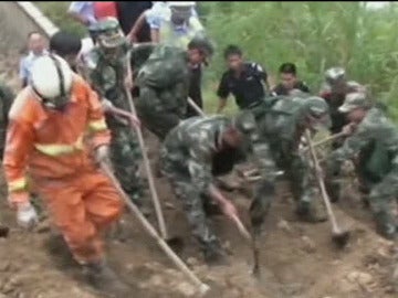 La carretera quedó sepultada por el corrimiento de tierra La carretera quedó sepultada por el corrimiento de tierra