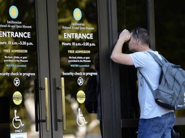 Un turista se asoma a un museo que permanece cerrado en Washington