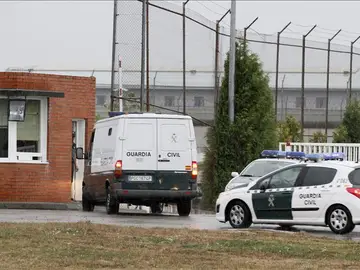 Un furgón policial lleva a los padres de Asunta Basterra Un furgón policial lleva a los padres de Asunta Basterra