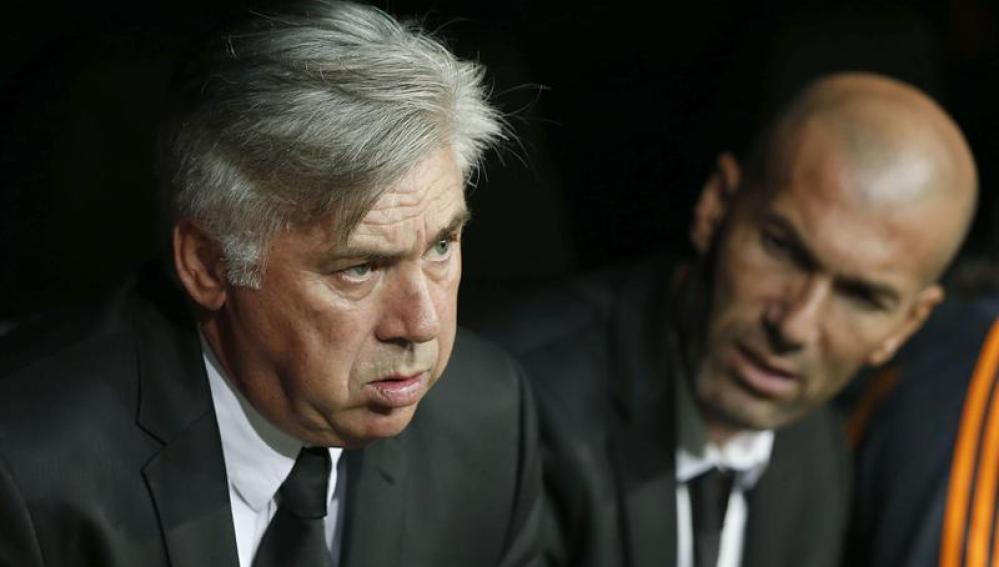 Carlo Ancelotti, junto a Zinedine Zidane en el banquillo