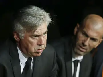 Carlo Ancelotti, junto a Zinedine Zidane en el banquillo Carlo Ancelotti, junto a Zinedine Zidane en el banquillo