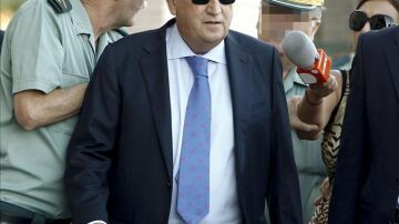 Carlos Fabra a su llegada a la Audiencia de Castellón.