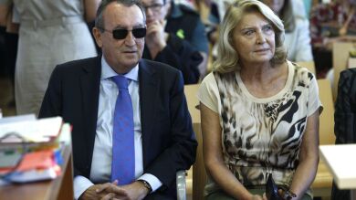 Fabra, acusado de cohecho y tráfico de influencias, se sienta en el banquillo después de una década