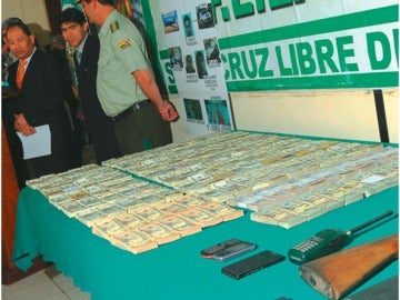 La Policía expone el dinero y el resto del material interceptados en la operación