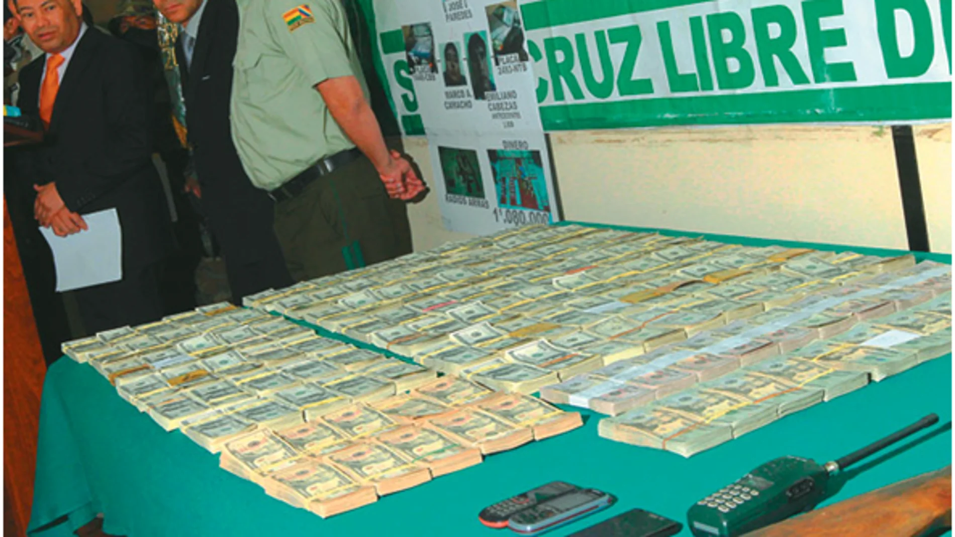 La Policía expone el dinero y el resto del material interceptados en la operación La Policía expone el dinero y el resto del material interceptados en la operación