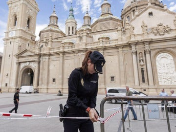 Un agente acordona la zona de la basílica