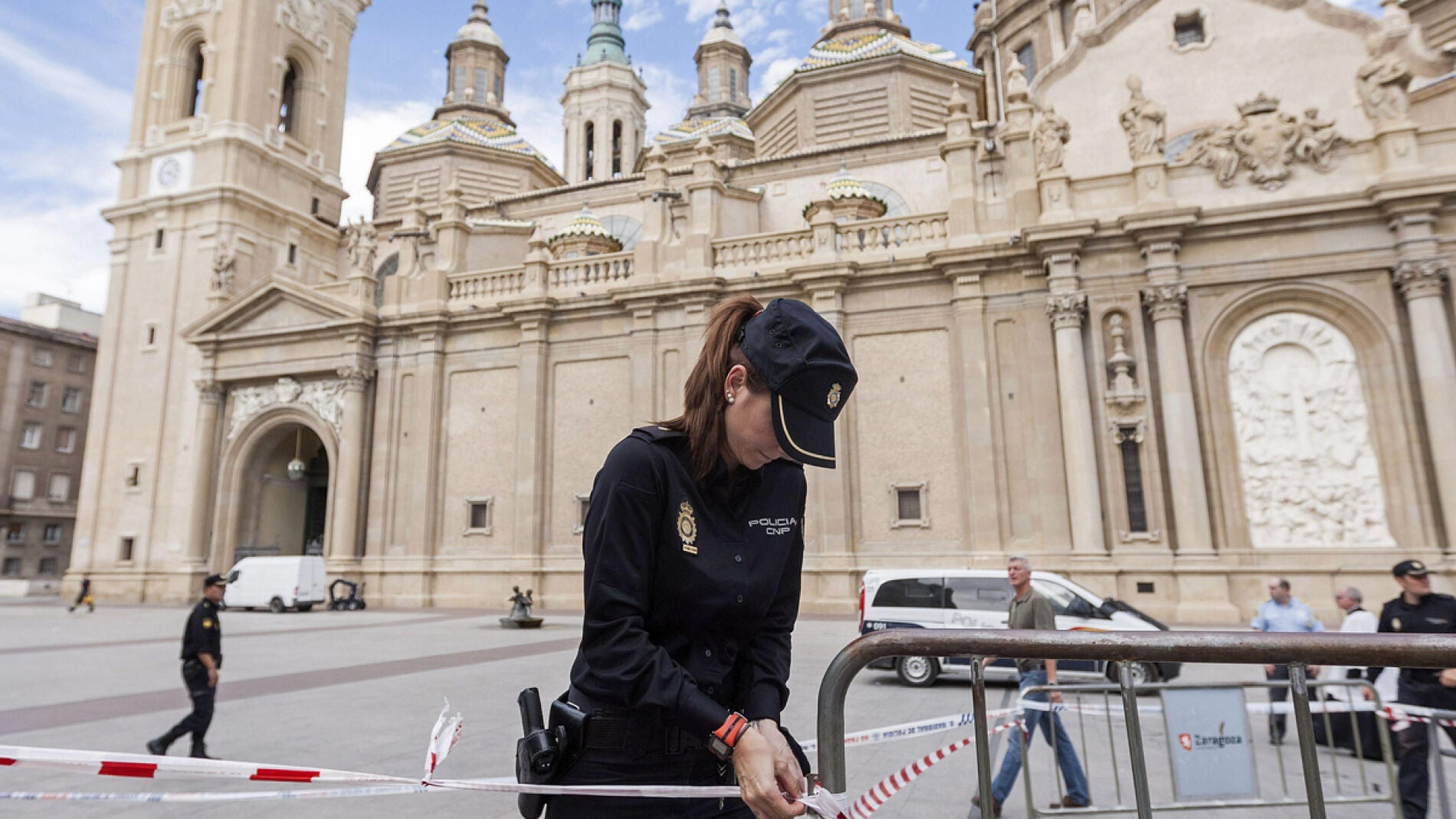 Un agente acordona la zona de la bas&iacute;lica