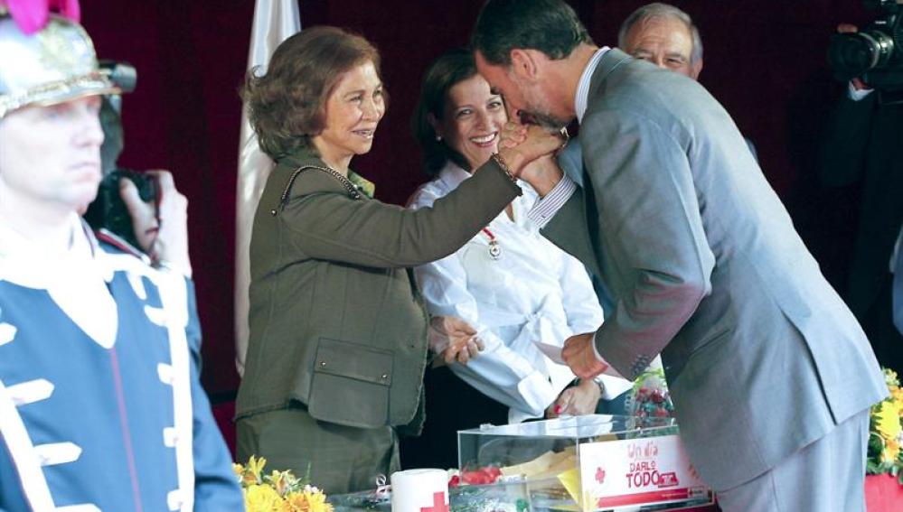 La Reina y el Príncipe en el Día de la Banderita