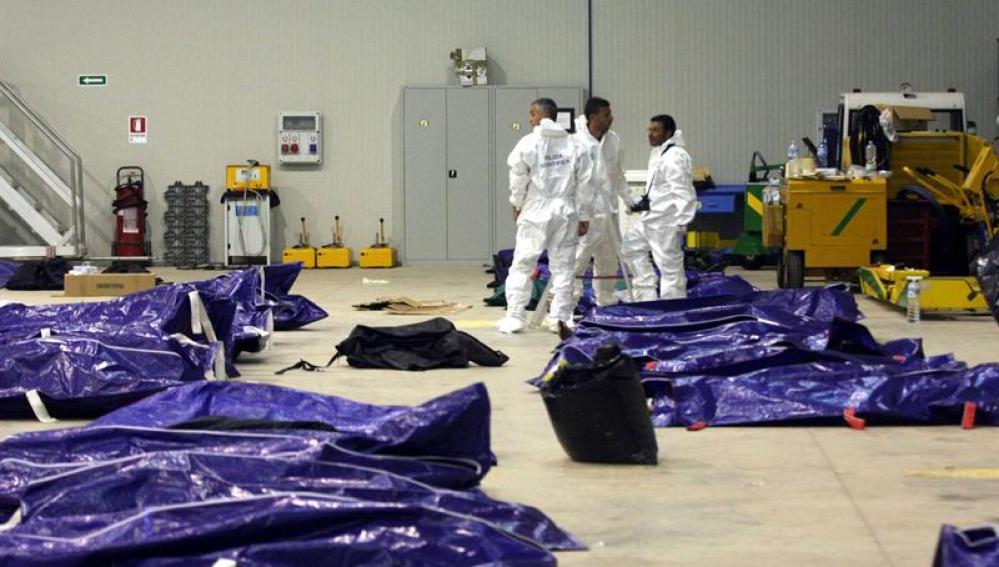 Hangar con los cadáveres de los inmigrantes de Lampedusa