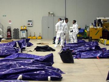 Hangar con los cadáveres de los inmigrantes de Lampedusa