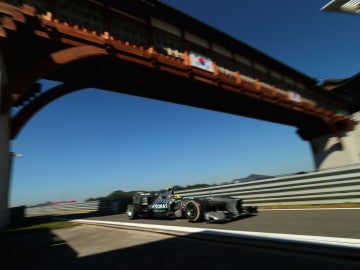 Hamilton lleva el Mercedes por Corea