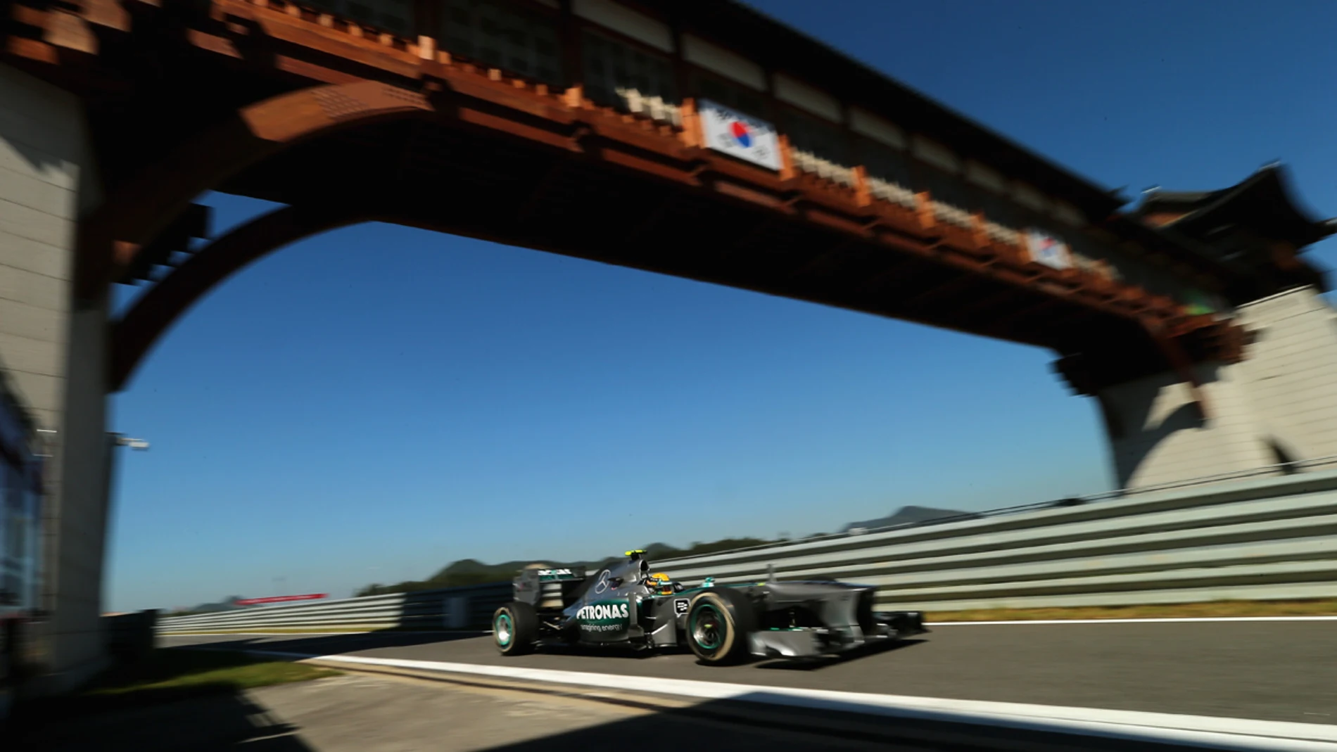Hamilton lleva el Mercedes por Corea