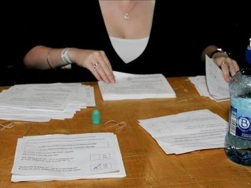 Una mujer cuenta votos de un referéndum en Dublín (Irlanda). 