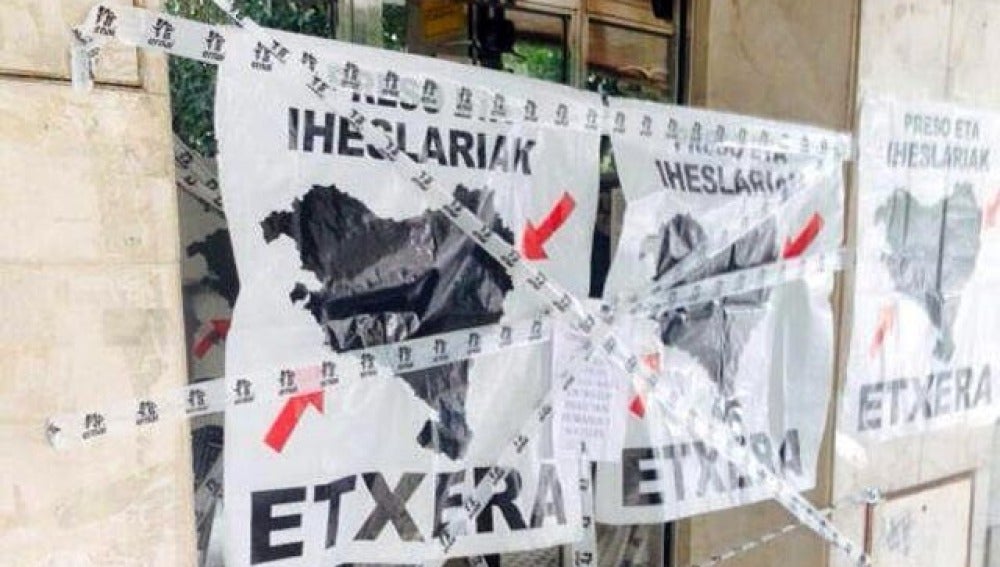 Sede del PP de San Sebastián precintada con carteles por los presos