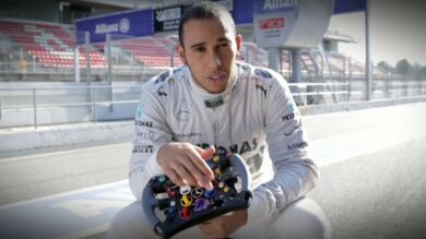 Hamilton y Rosberg enseñan el volante del Mercedes