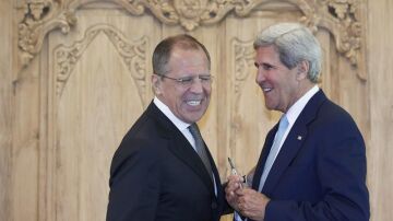 El secretario de Estados estadounidense, John Kerry junto al ministro de Exteriores ruso, Sergey Lavrov