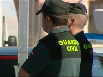 Dos agentes de la Guardia Civil Dos agentes de la Guardia Civil