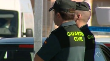 Dos agentes de la Guardia Civil