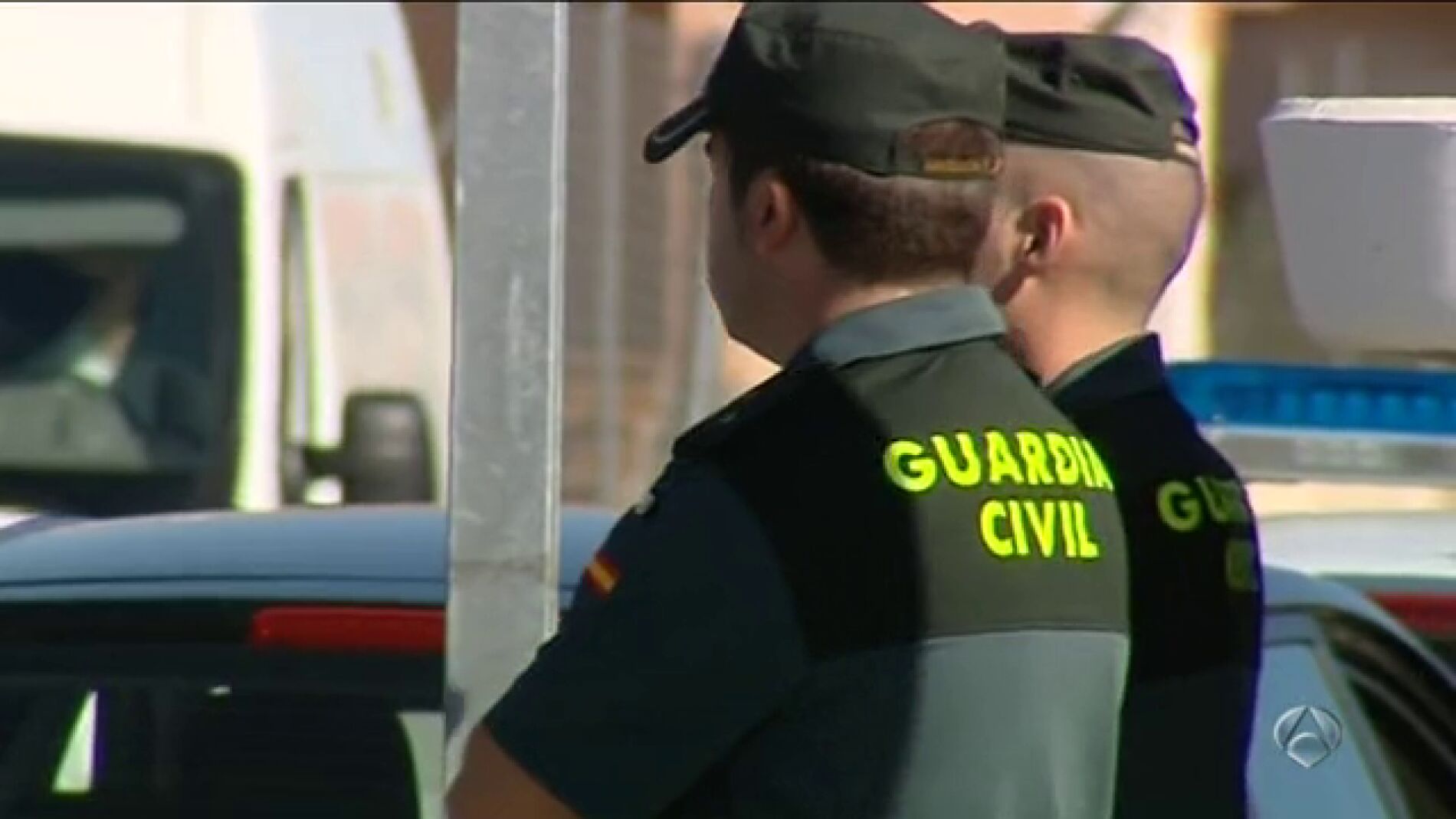 Dos agentes de la Guardia Civil