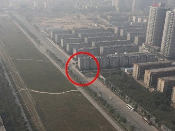 Construyen en china un bloque de viviendas en medio de una carretera Construyen en china un bloque de viviendas en medio de una carretera