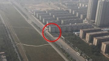 Construyen en china un bloque de viviendas en medio de una carretera