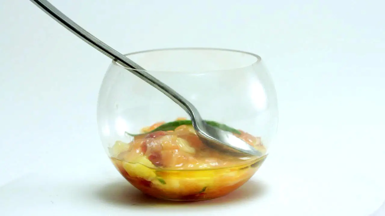 Ceviche de salmón y frutos tropicales