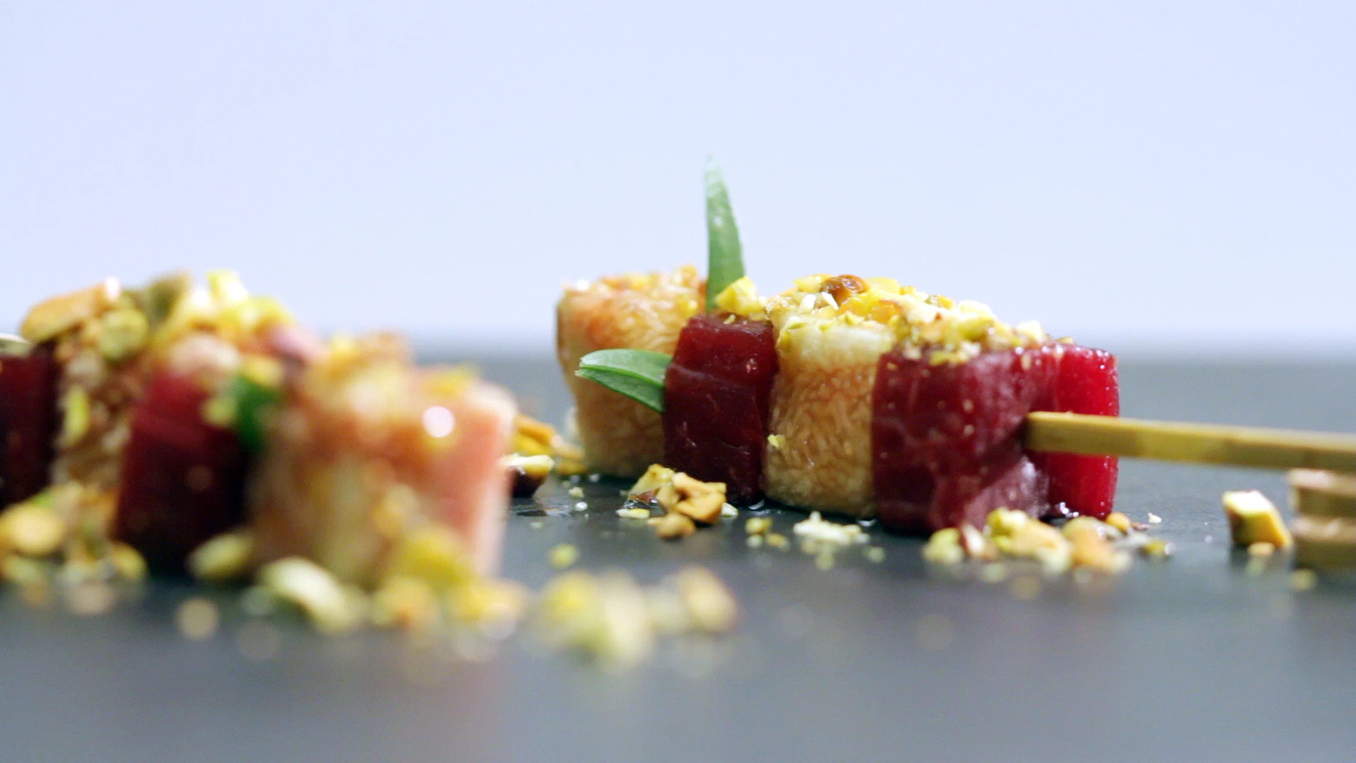 Palillo de cecina, higos, crujiente de pistachos y estragón