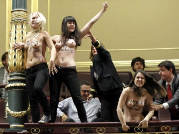 Tres activistas de Femen irrumpen en el Congreso