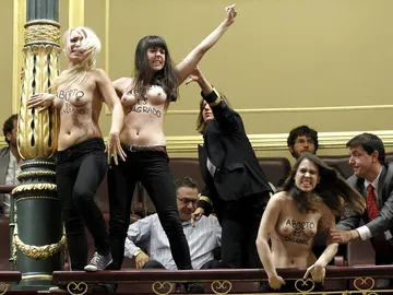 Tres activistas de Femen irrumpen en el Congreso Tres activistas de Femen irrumpen en el Congreso