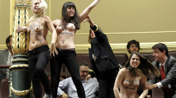 Tres activistas de Femen irrumpen en el Congreso