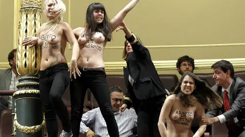 Tres activistas de Femen irrumpen en el Congreso Tres activistas de Femen irrumpen en el Congreso