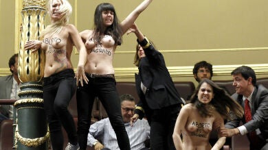 En libertad las tres activistas de Femen que interrumpieron el Pleno del Congreso