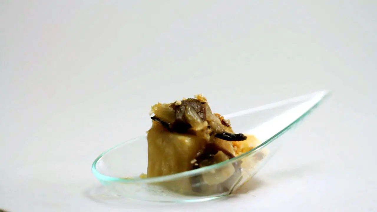 Escabeche de apionabo con setas y migas crujientes
