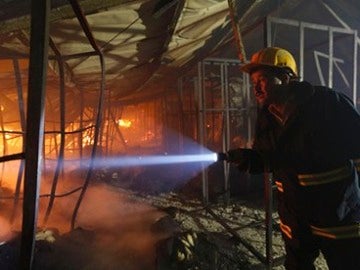 Al menos nueve muertos en un incendio en una fábrica textil en Bangladesh Al menos nueve muertos en un incendio en una fábrica textil en Bangladesh