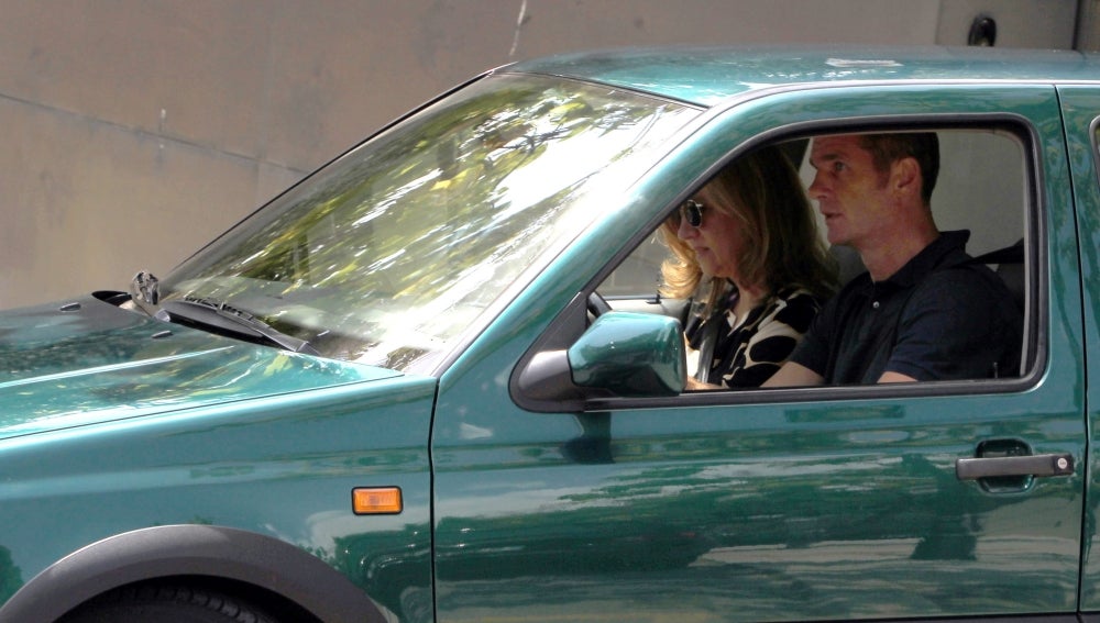 Los Duques de Palma, la infanta Cristina y su esposo Iñaki Urdangarin, salen de su casa de Pedralbes en Barcelona.
