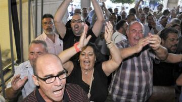 Un grupo de sindicalistas protestan a las puertas de los juzgados de Sevilla