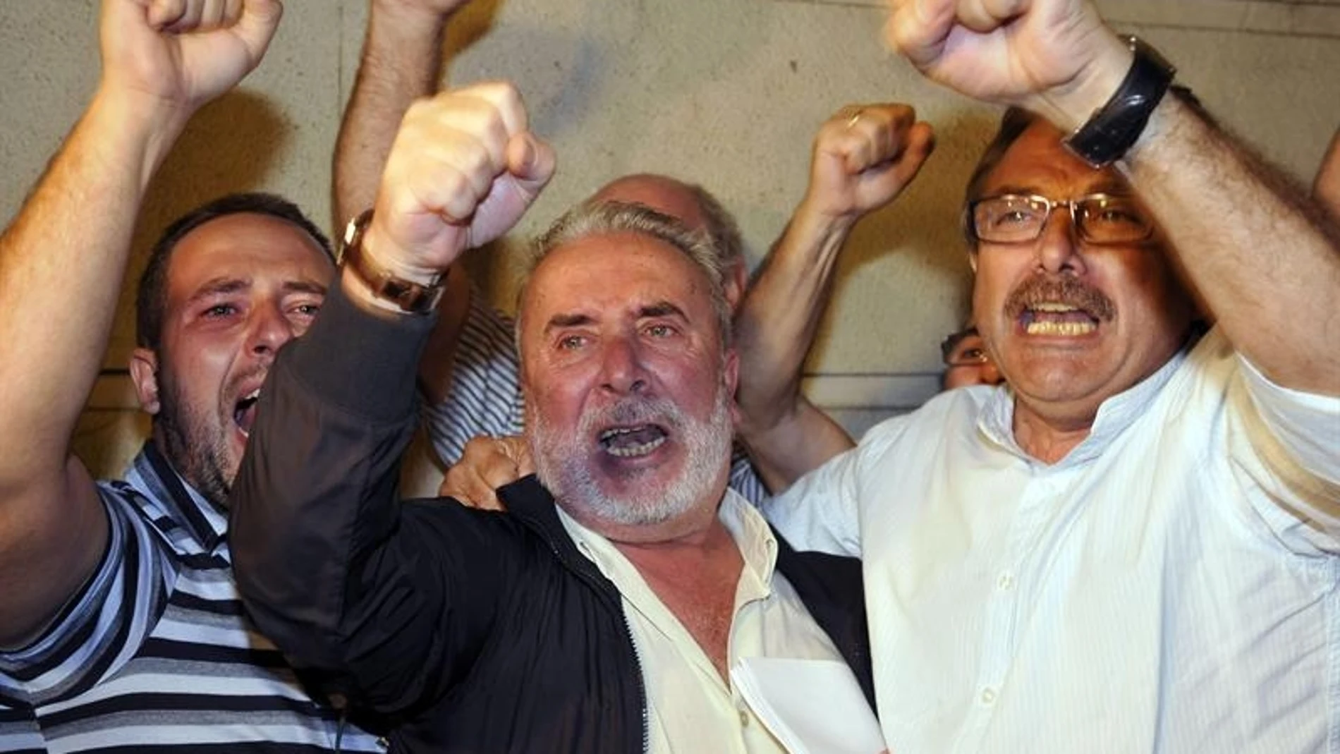 El secretario general de UGT de Cádiz, Salvador Mera, y el exsecretario de Desarrollo Industrial de CCOO en Andalucía, Roberto Carmona, salen en libertad El secretario general de UGT de Cádiz, Salvador Mera, y el exsecretario de Desarrollo Industrial de CCOO en Andalucía, Roberto Carmona, salen en libertad